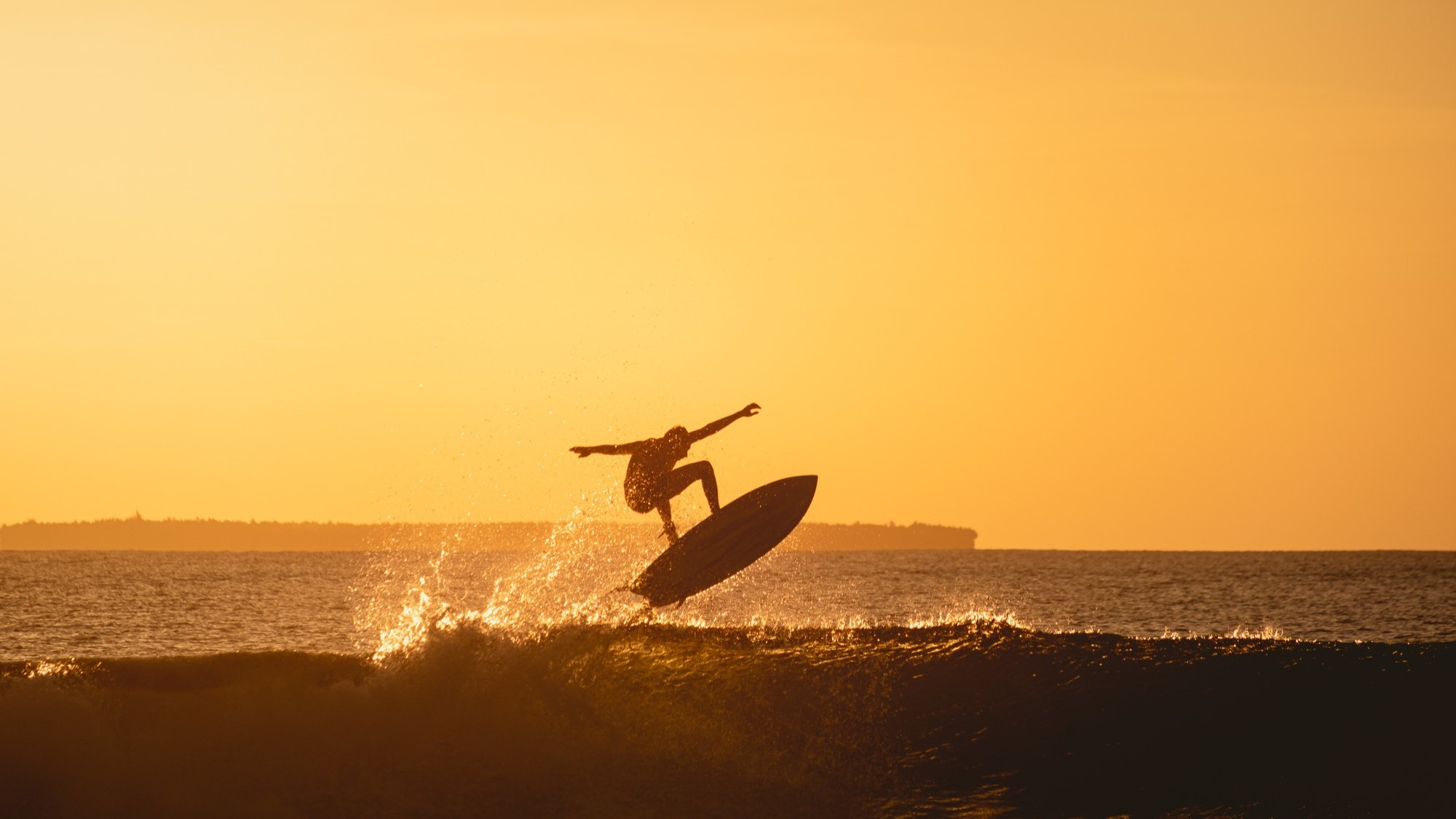 vista-affascinante-della-sagoma-di-un-surfista-nell-oceano-durante-il-tramonto-in-indonesia